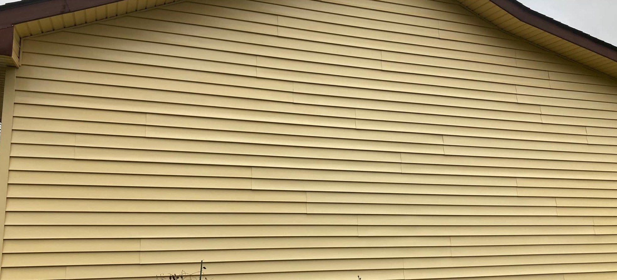 The same gable after washing, even yellow siding from the fascia down